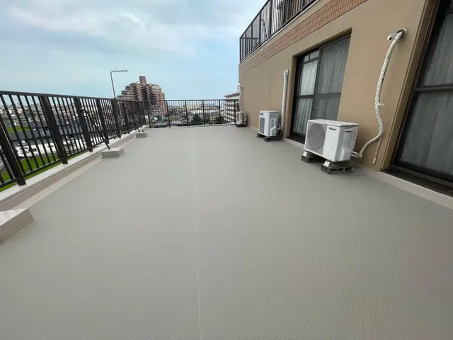 長尺シートの張り替えとウレタン防水工事が完了したベランダの全景
