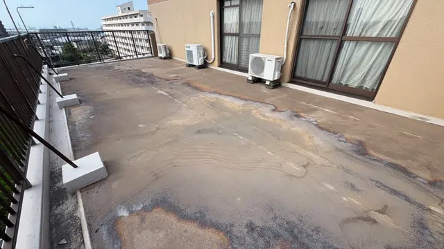兵庫県の分譲マンション 劣化した長尺シートで変色が目立つベランダの施工前
