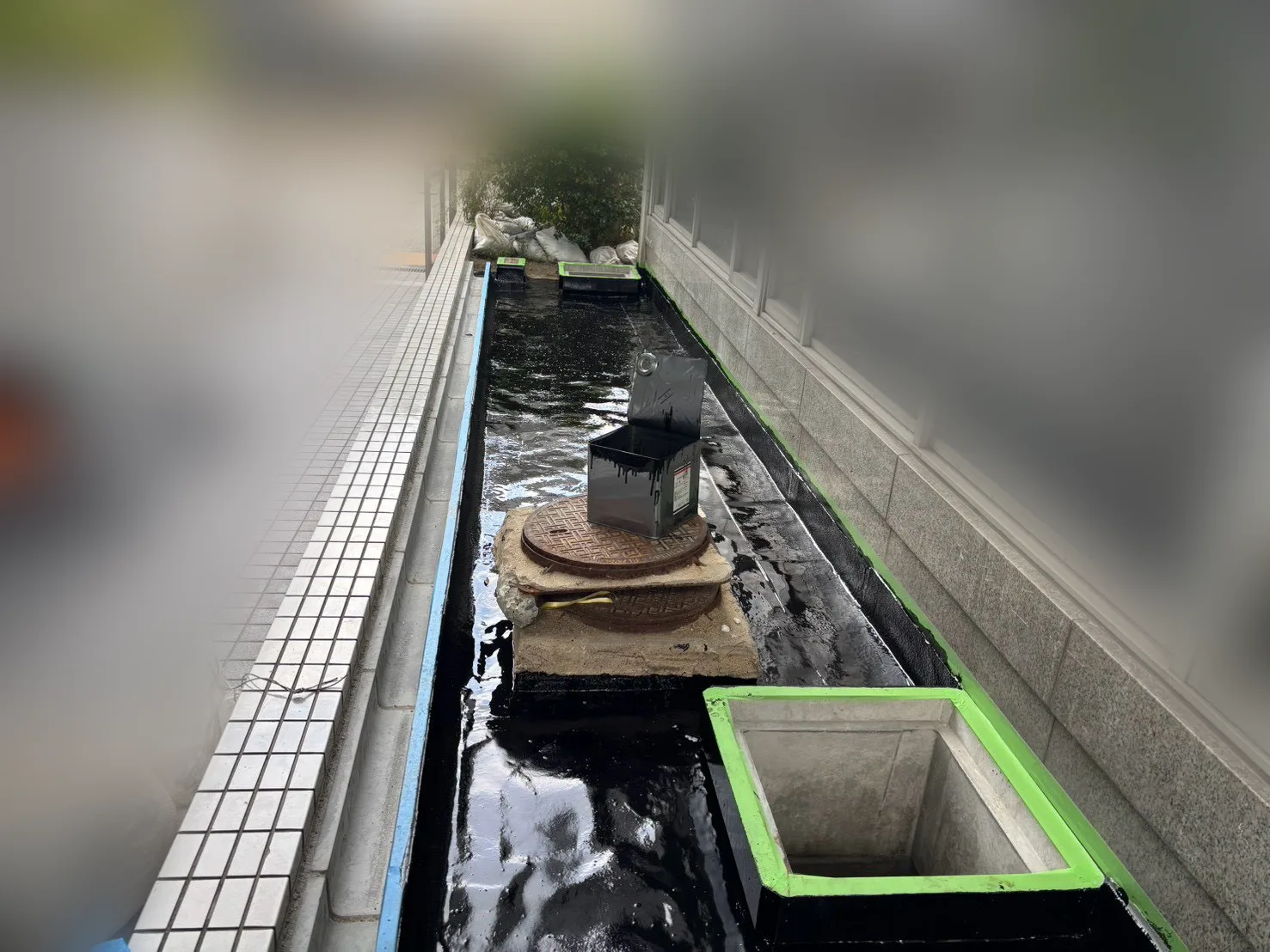 アスファルト系中塗り材を塗布した先行防水の状態