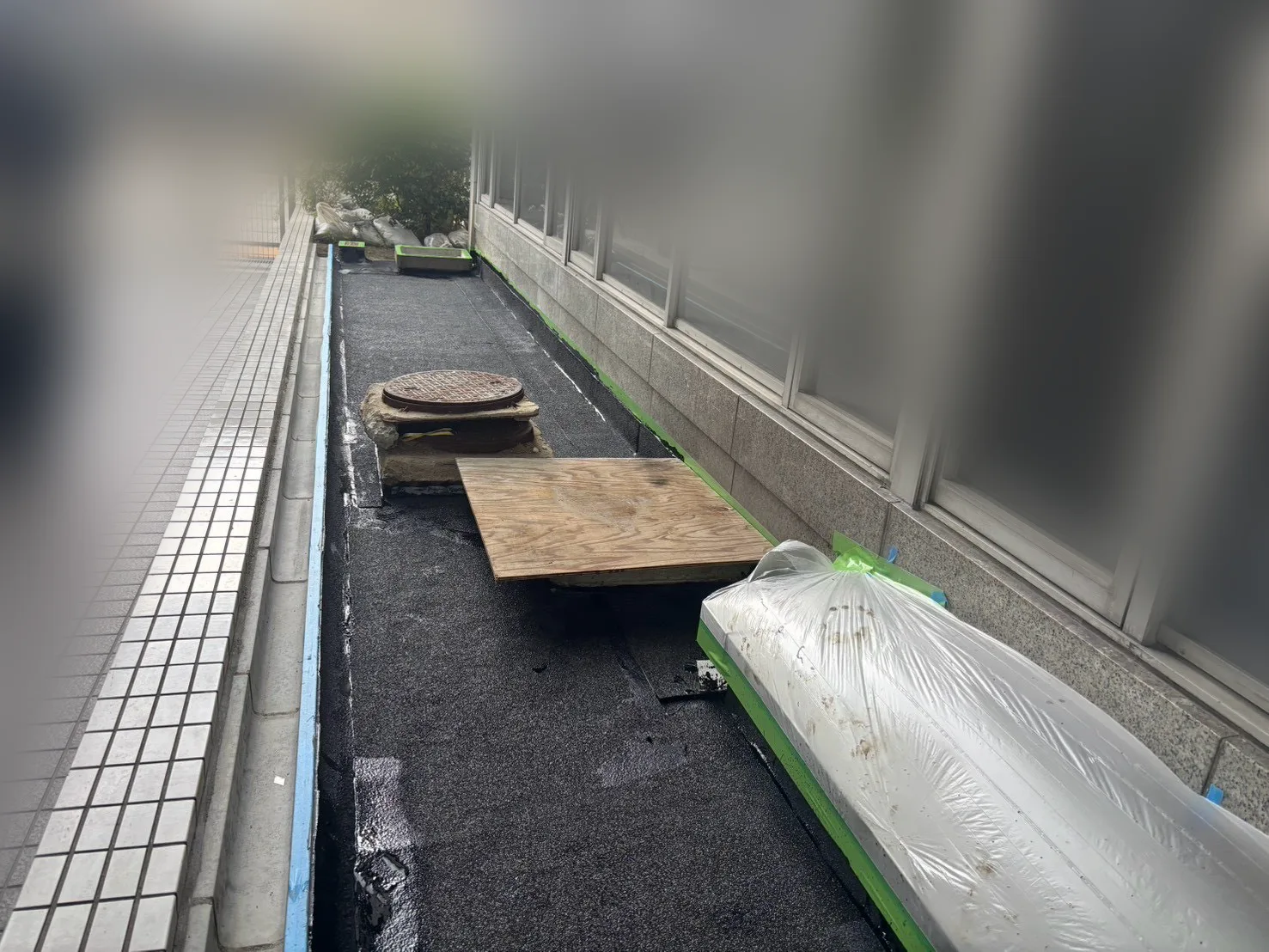 地下ピット上部にアスファルト系シート防水材を敷設した状態