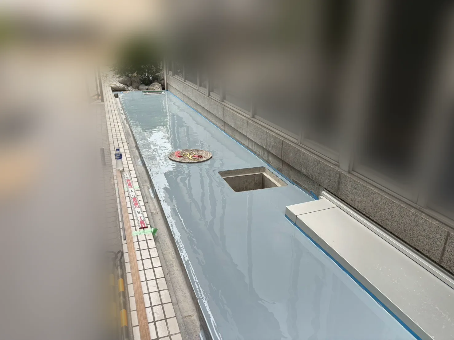ウレタン中塗り材を塗布した通気緩衝工法の防水層