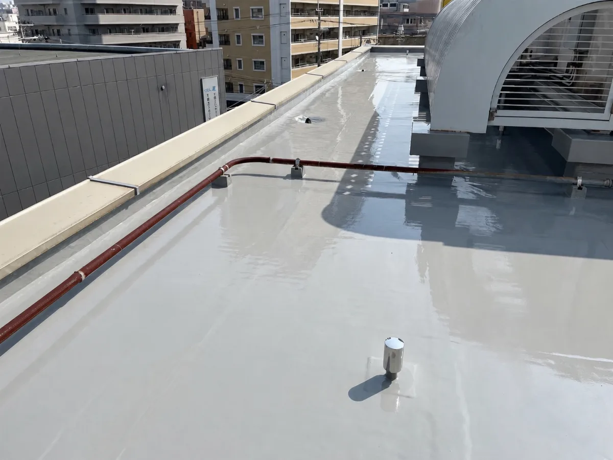 ウレタン塗膜防水完了後の屋上東面1