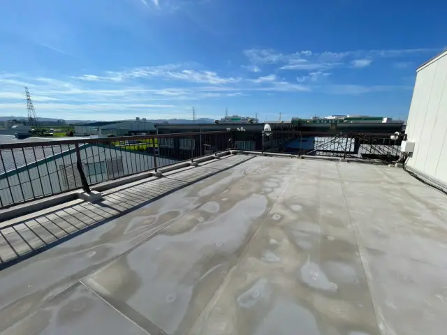 塗装前の高槻市の工場屋上手摺