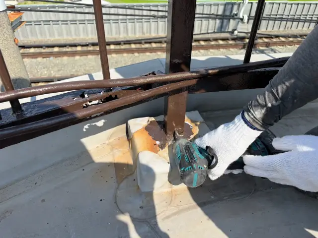 手摺足元にグラウト材注入用の穴を開ける作業