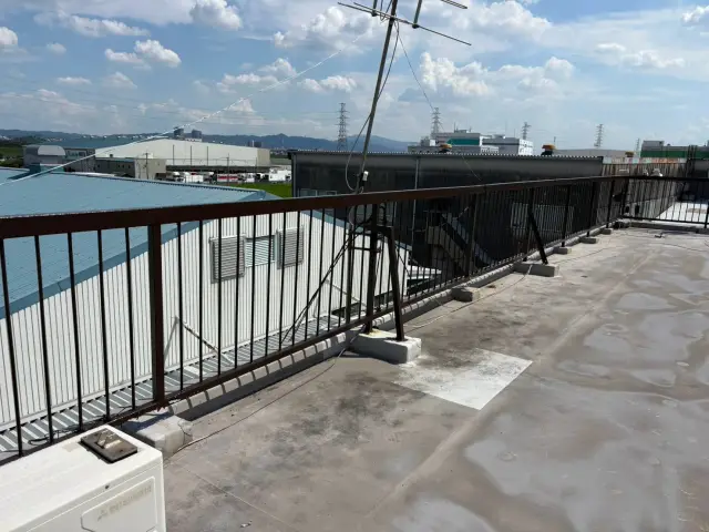 塗り替えが完了した工場屋上手摺の全景1