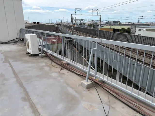 錆止めを塗布した高槻市の工場屋上手摺