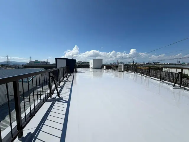 トップコートを塗布して白く仕上がった工場屋上のウレタン防水