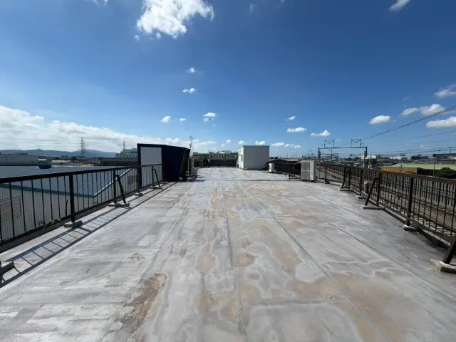 高槻市の工場屋上 汚れと変色が広がった既存の塩ビシート防水
