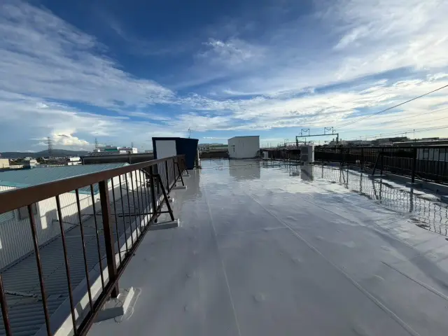ウレタン中塗り材を塗り重ねた工場屋上の全景