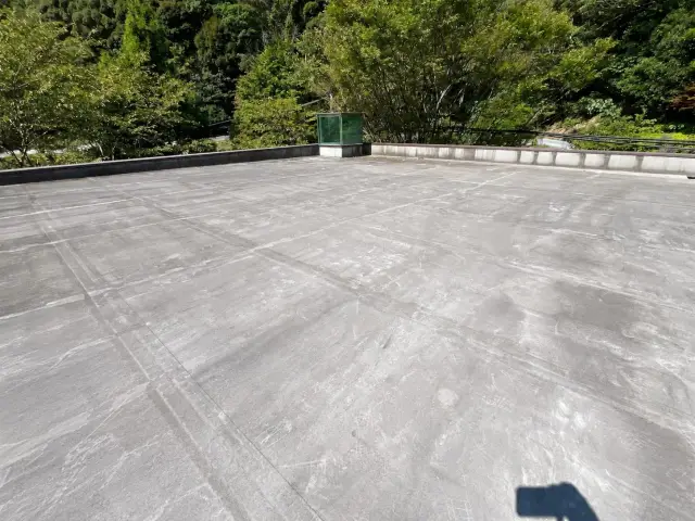 劣化したゴムシート防水の屋上