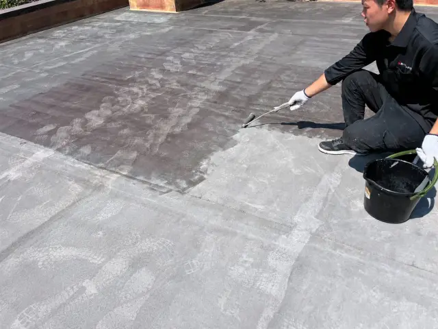 ゴムシート専用プライマーを塗布する様子