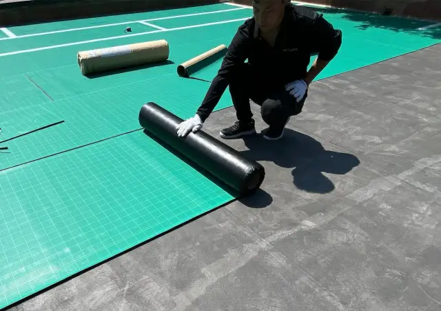 通気シートを敷設した屋上